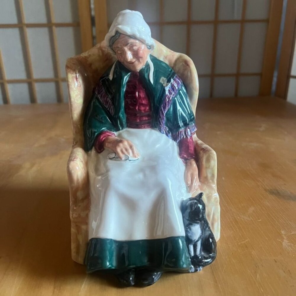 Royal Doulton "Forty Winks" Collectible Figurine HN 1974 Snoozing Granny Core